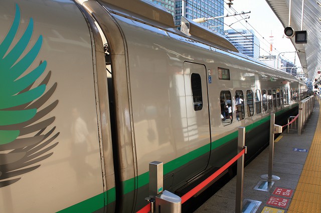 新幹線E3系2000番台・ホームから見る12号車(東京側)の写真の写真
