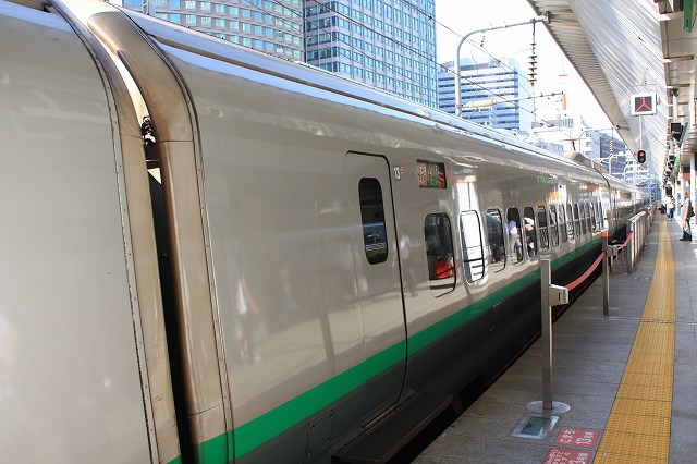 新幹線E3系2000番台・ホームから見る13号車(東京側)の写真の写真
