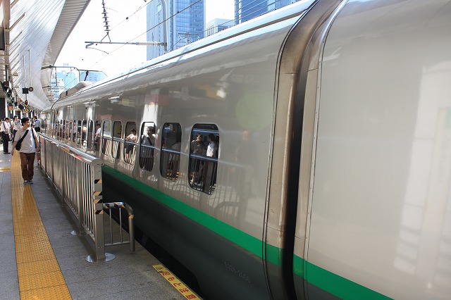 新幹線E3系2000番台・ホームから見る12号車(大宮側)の写真の写真