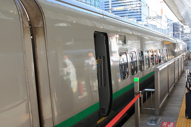 新幹線E3系2000番台・ホームから見る16号車(東京側)の写真の写真