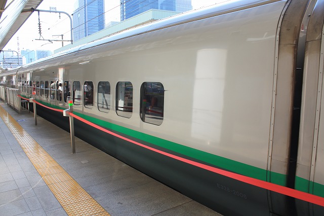 新幹線E3系2000番台・ホームから見る15号車(大宮側)の写真の写真