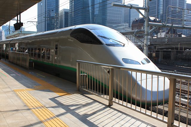 新幹線E3系2000番台・ホームから見る先頭車(大宮側)の写真の写真