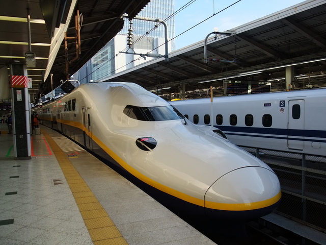 新幹線E4系・ホームがわからみた先頭車の写真の写真