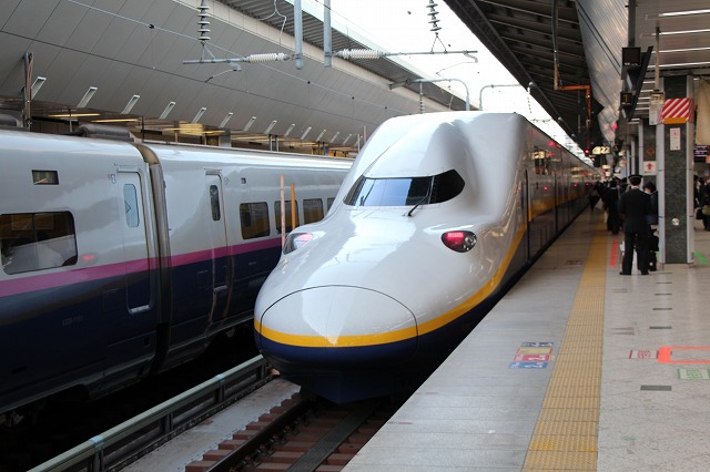 新幹線E4系・ホーム側からみたE4系先頭車の正面の写真の写真