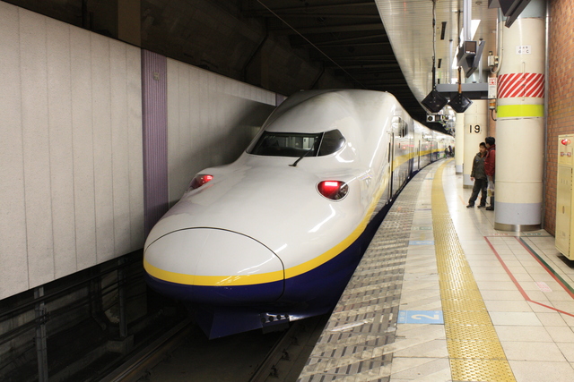新幹線E4系・上野駅に停車するE4系の写真の写真