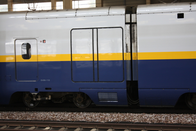 新幹線E4系・荷物搬入口の写真の写真