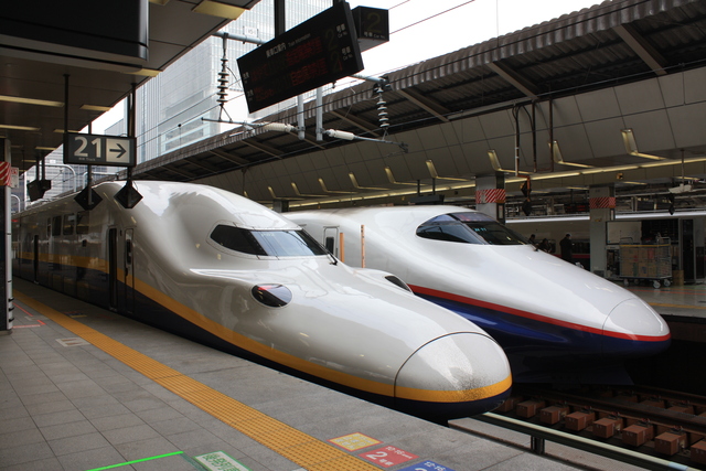 新幹線E4系とE2系の写真の写真