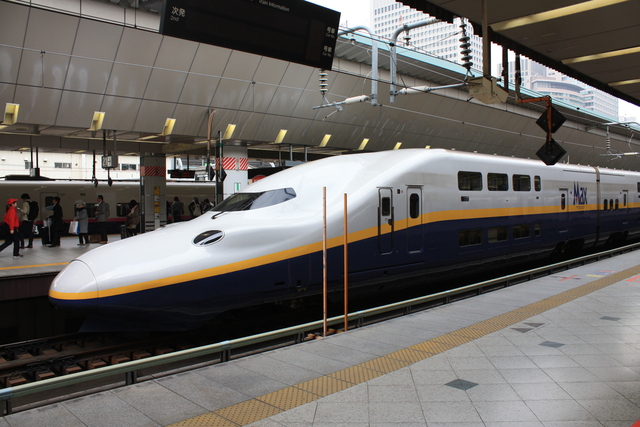 新幹線E4系・ホームの反対側から見る先頭車の写真の写真