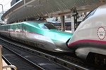 新幹線「E５系」・ホームと反対側から見るE3系と連結した10号車