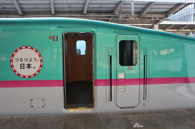 新幹線「E５系」・運転席と客室で入り口の写真の写真