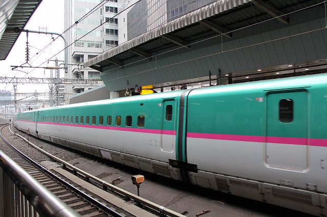 新幹線「E５系」・ホームと反対側から見る6号車(東京側)の写真の写真