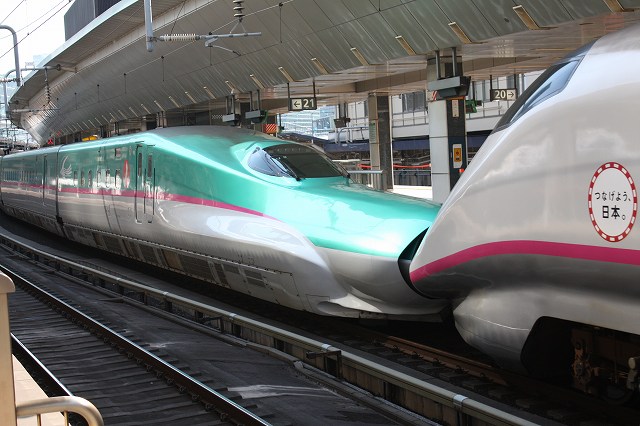 新幹線「E５系」・ホームと反対側から見るE3系と連結した10号車の写真の写真