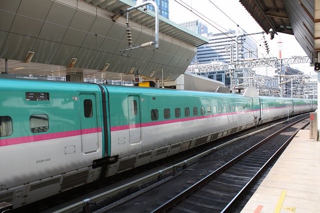 新幹線「E５系」・ホームと反対側から見る7号車の写真の写真