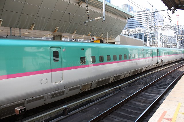 新幹線「E５系」・ホームと反対側から見る5号車(大宮側)の写真の写真