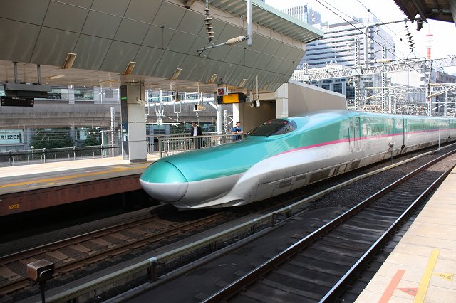 新幹線「E５系」・ホームと反対側から見る1号車の写真の写真