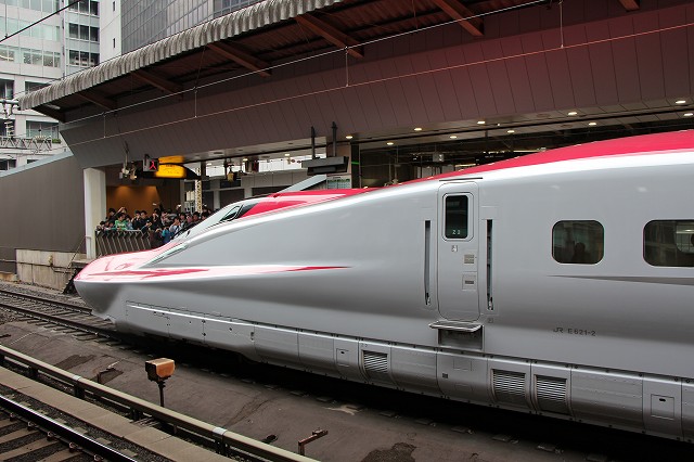 新幹線「E6系」・後方から見る先頭部分の写真の写真