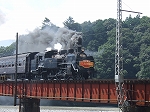 蒸気機関車(SL)のC11 312・黒鉛を上げて力走中