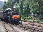 蒸気機関車(SL)のC11 312・往路は前にヘッドマークを取り付ける