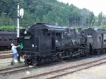 蒸気機関車(SL)のC11 190・客車と連結作業中