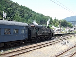 蒸気機関車(SL)のC11 227・客車を前方牽引中