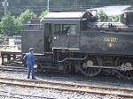 蒸気機関車(SL)のC11 227・出発前の点検