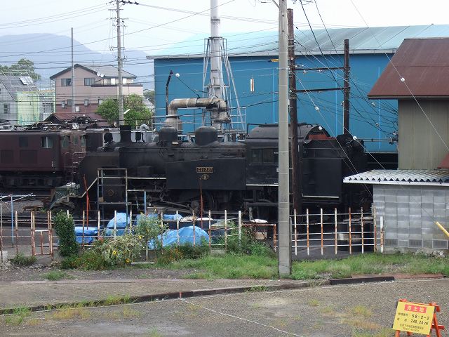 蒸気機関車(SL)のC11 227・新金谷駅の整備工場の写真の写真
