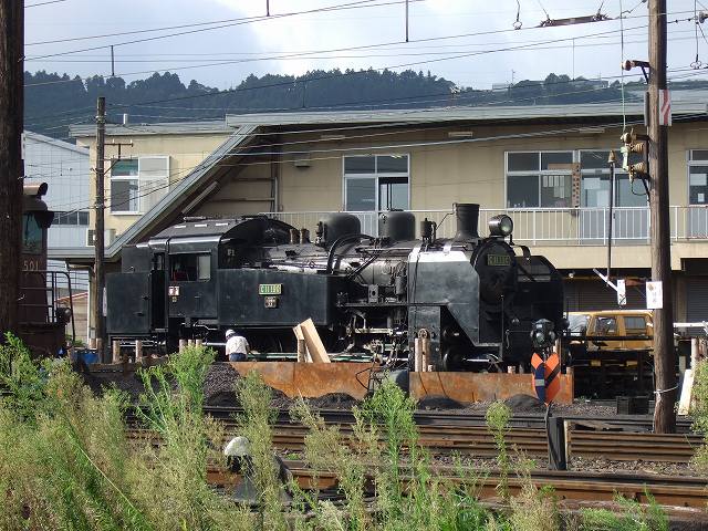 蒸気機関車(SL)のC11 190・工場で出発前の整備中の写真の写真