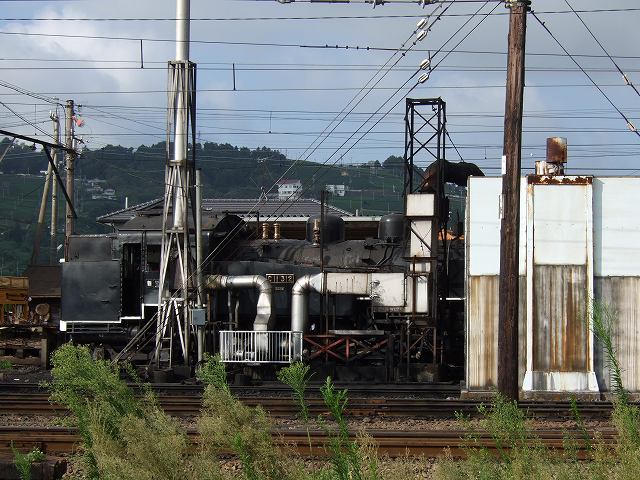蒸気機関車(SL)のC11 312・新金谷駅の車両工場で出発前の準備中の写真の写真