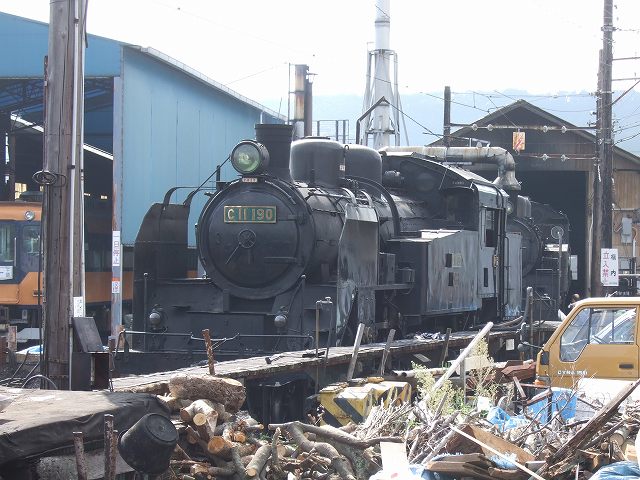 蒸気機関車(SL)のC11 190・工場からの出庫待ちの写真の写真