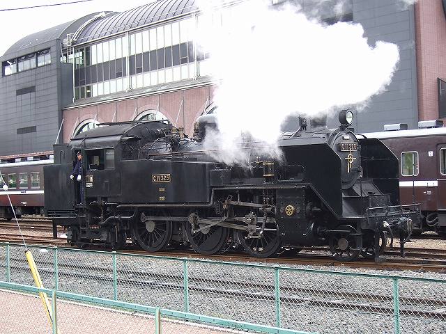 蒸気機関車(SL)のC11 312・黒鉛を上げて力走中の写真の写真