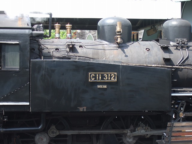 蒸気機関車(SL)のC11 312・ボイラー横のプレートの写真の写真