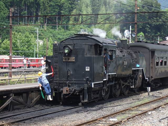 蒸気機関車(SL)のC11 312・誘導作業中の写真の写真