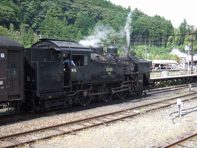 蒸気機関車(SL)のC11 190・客車を前方牽引の写真の写真