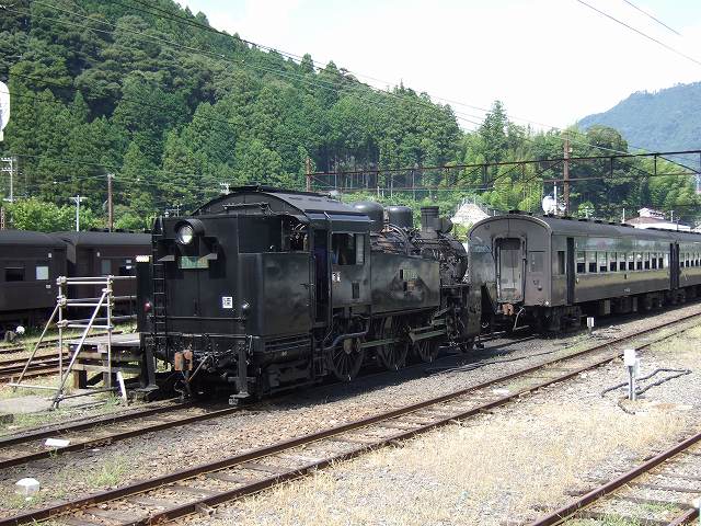 蒸気機関車(SL)のC11 190・連結のために一旦停止の写真の写真