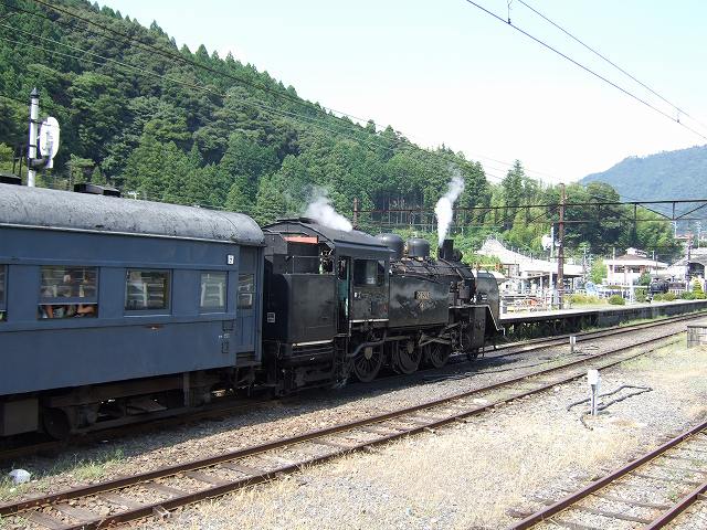 蒸気機関車(SL)のC11 227・客車を前方牽引中の写真の写真