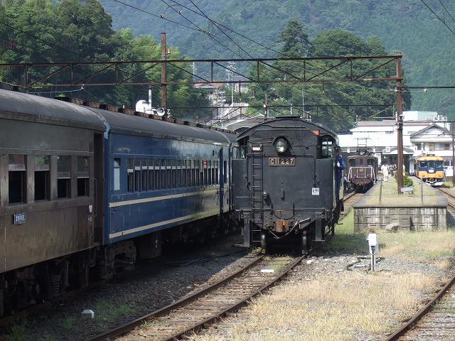 蒸気機関車(SL)のC11 227・後進中の写真の写真