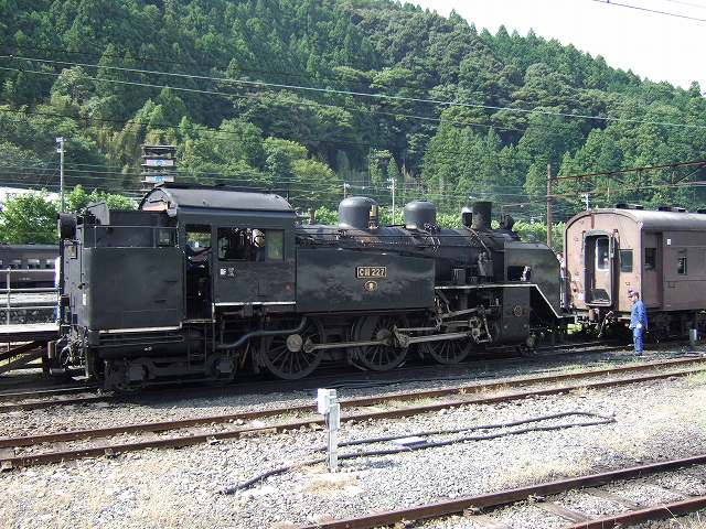 蒸気機関車(SL)のC11 227・連結直前の写真 (列島宝物館)
