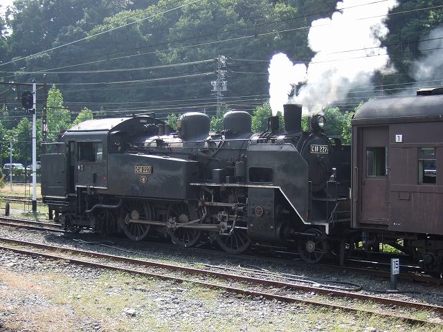 蒸気機関車(SL)のC11 227・ボイラーを客車側に連結の写真の写真