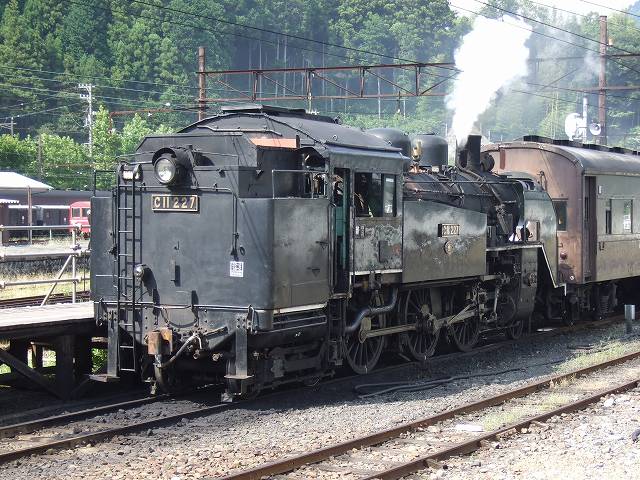 蒸気機関車(SL)のC11 227・帰路のためにホームに停車中の写真の写真
