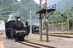 蒸気機関車C57 180号機・奥にはC61 20号機が見える
