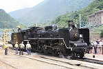 蒸気機関車C57 180号機・石炭を均したり水を補給したり