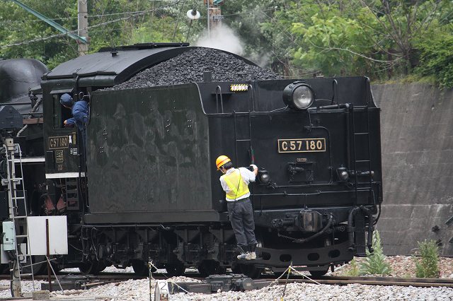 蒸気機関車C57 180号機・炭水車に捕まって誘導の写真の写真