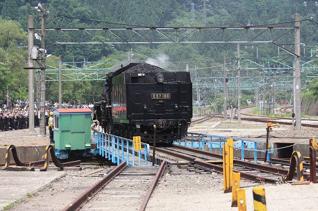 蒸気機関車C57 180号機・転車台に進入開始の写真の写真