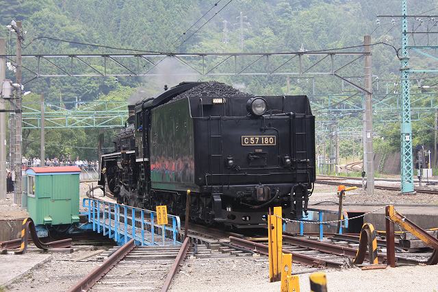 蒸気機関車C57 180号機・転車台に停止完了の写真の写真