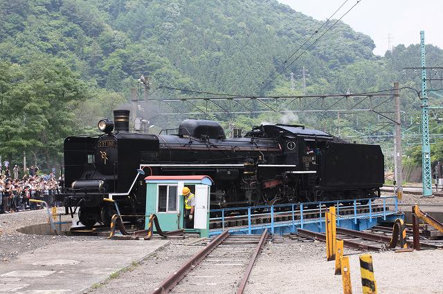 蒸気機関車C57 180号機・長さ約20m重さ約120tの巨体が回転するの写真の写真