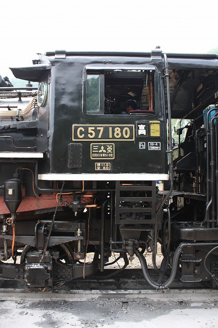 蒸気機関車C57 180号機・真横からみた運転席の写真の写真