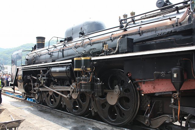 蒸気機関車C57 180号機・動輪の周りには色々な物が取り付けられているの写真の写真