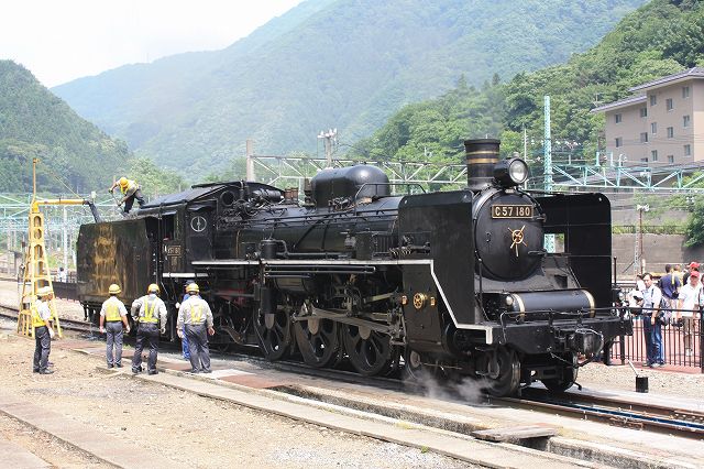 蒸気機関車C57 180号機・石炭を均したり水を補給したりの写真の写真