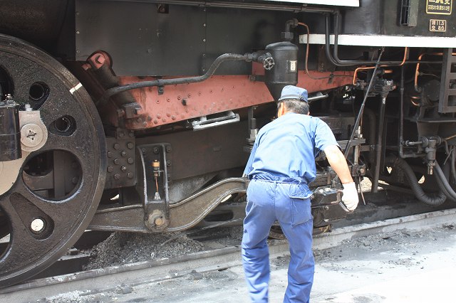 蒸気機関車C57 180号機・オイルを注して整備中の写真の写真
