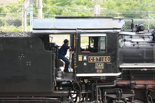 蒸気機関車C57 180号機・真横から見た運転席の写真の写真
